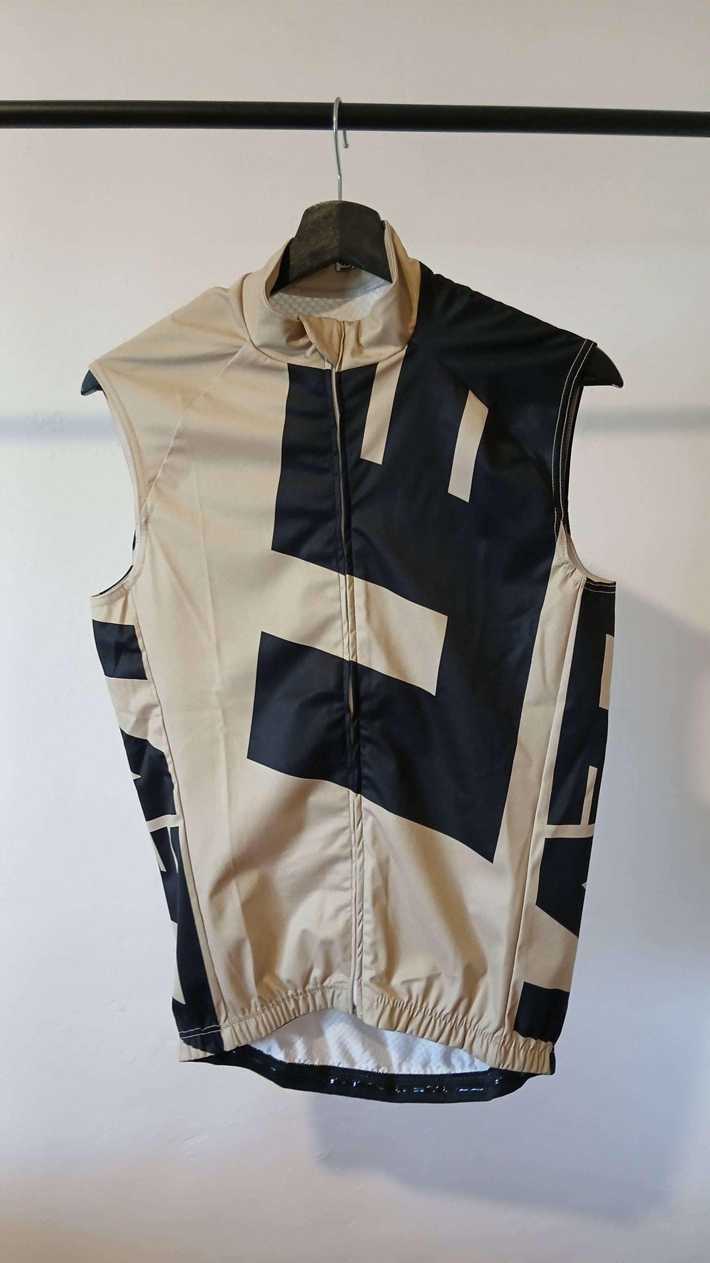 Wind Breaker - Sand/Black